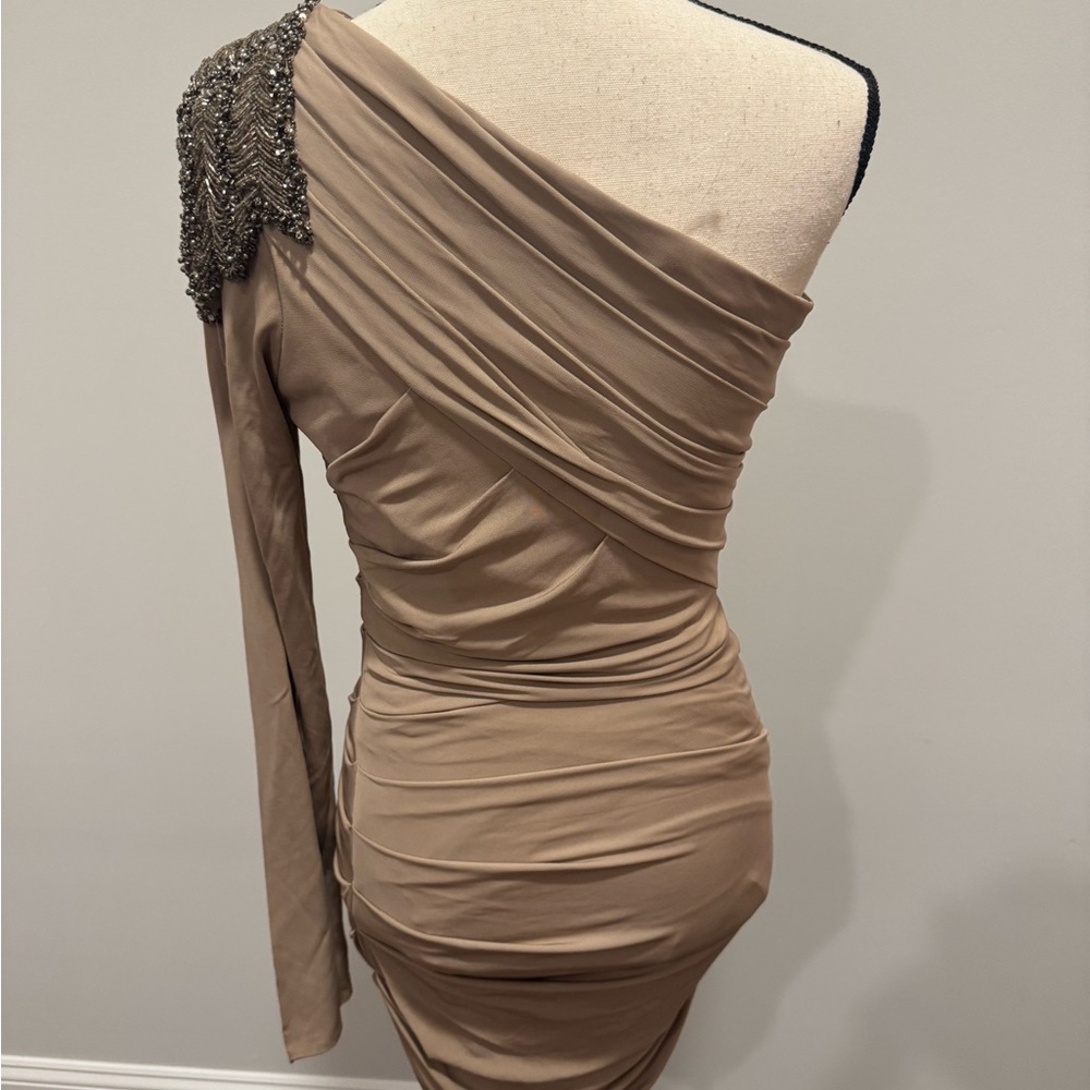 ASO SERENA VAN DER WOODSEN One-Shoulder Beige Dress - Picture 10 of 12